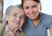 Elever intervjuar och skriver biografi om äldre person