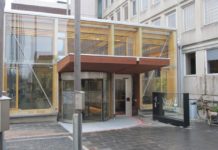 Elever ställer ut sina teckningar i kommunhuset