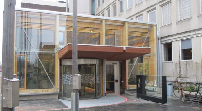 Elever ställer ut sina teckningar i kommunhuset