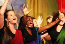 Elever spelar barnteater med samhällstema