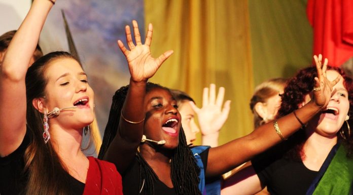 Elever spelar barnteater med samhällstema