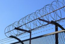 Elever ritar teckningar till intagna i ett fängelse